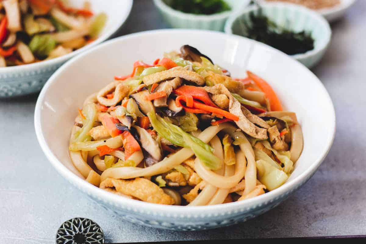 Yaki udon vegetariani alla giapponese