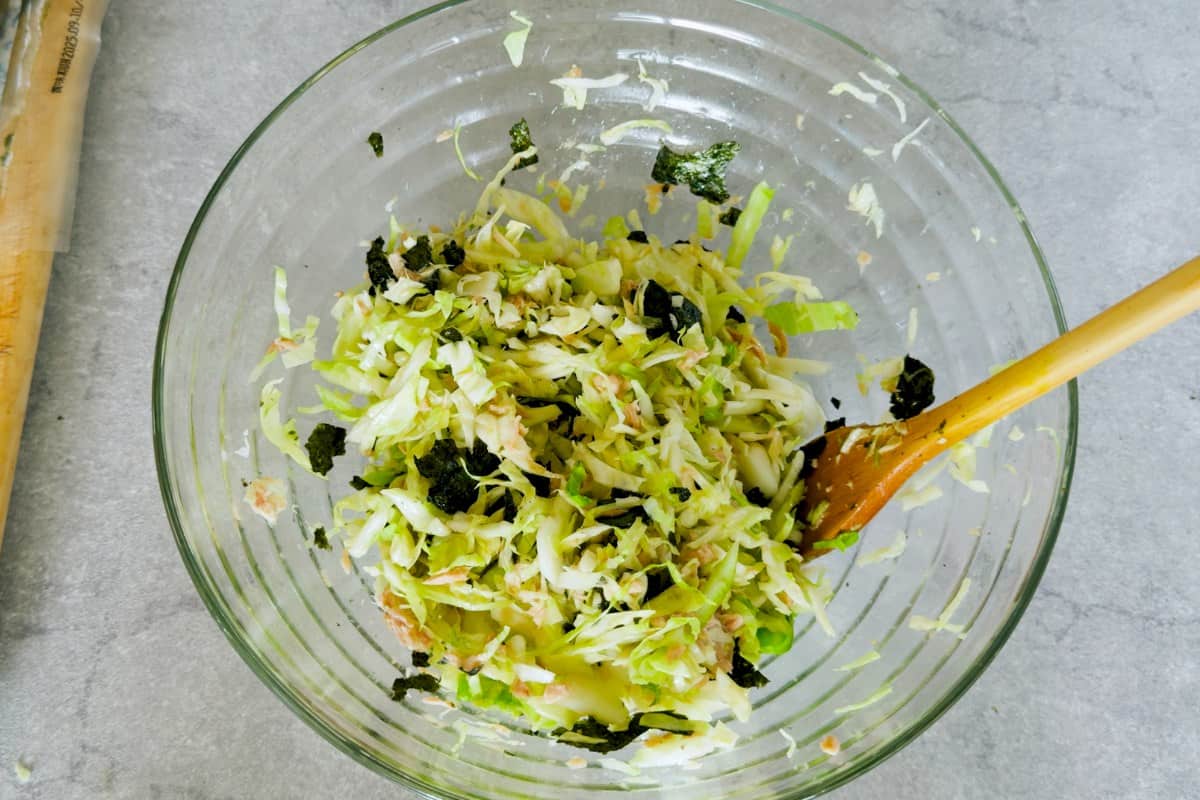 How to make cabbage salad.