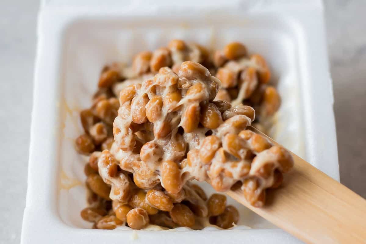 Mixing natto.