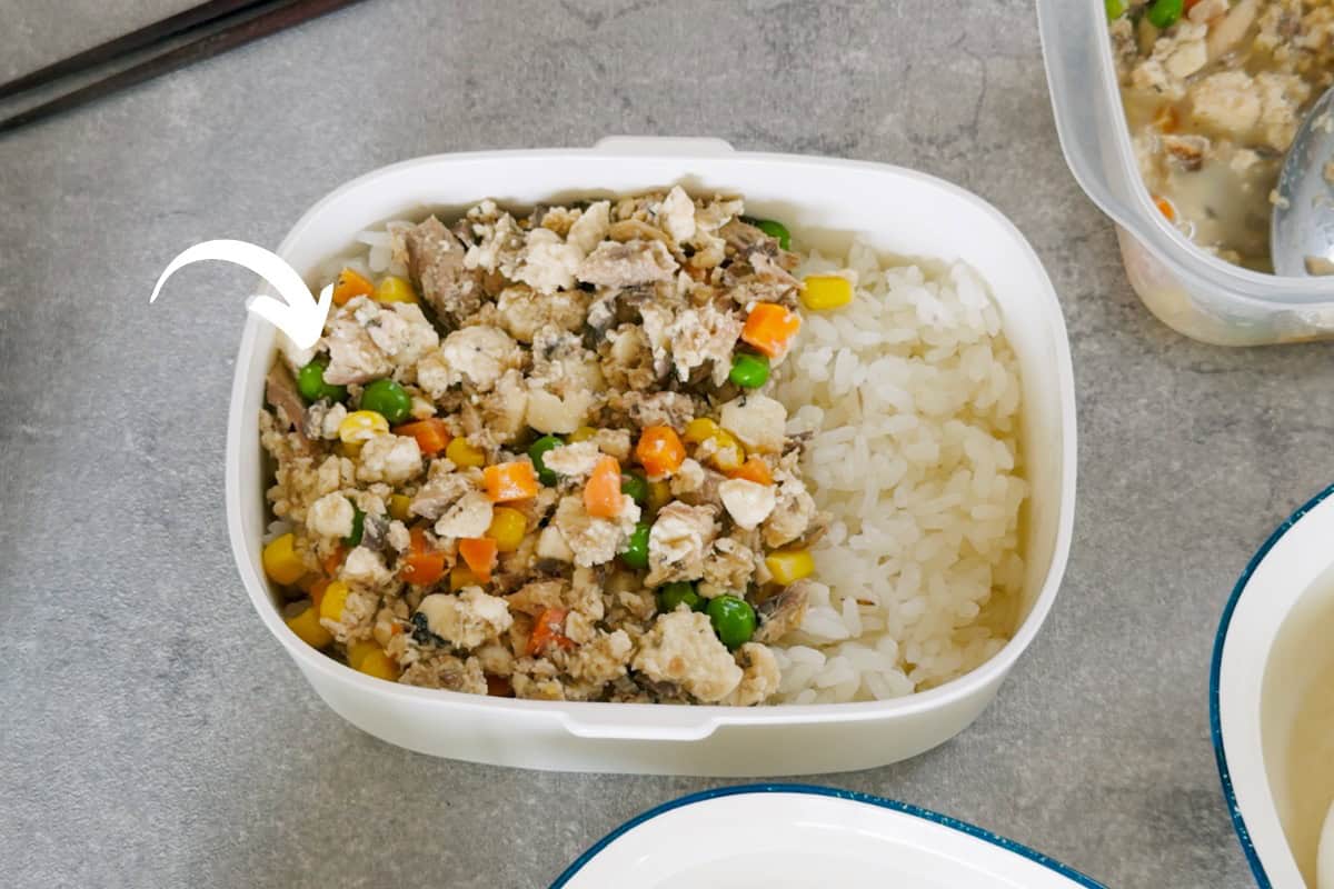 How to pack tofu soboro bento.