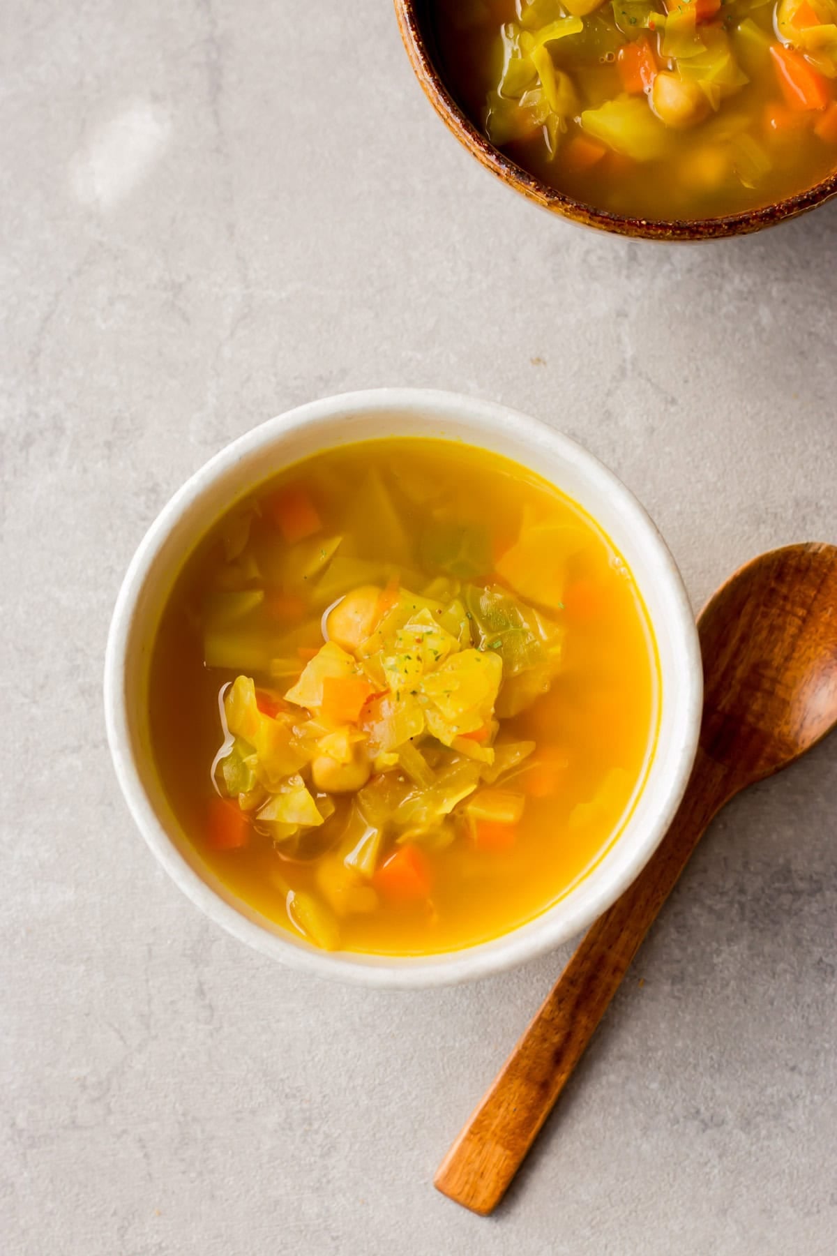 ボウルに盛り付けられたカレースープ。