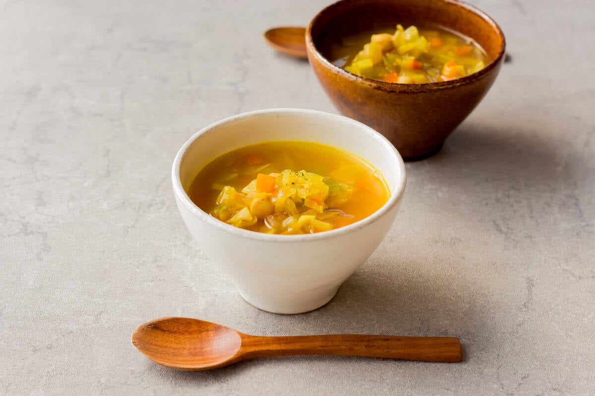 ボウルに盛り付けられたカレースープ。