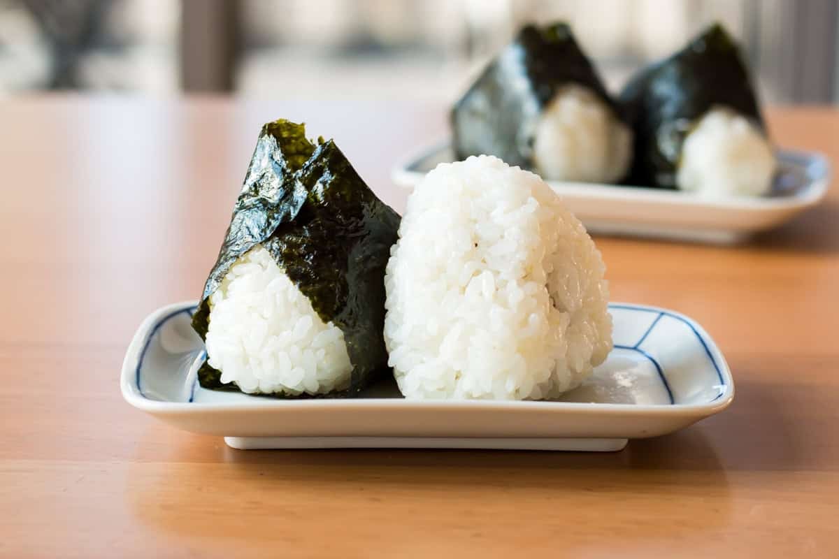 2 onigiri on a plate.