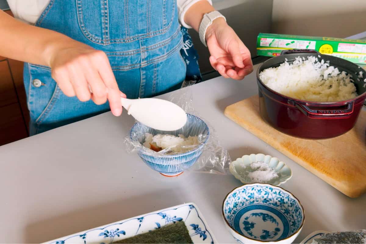 How to make onigiri.