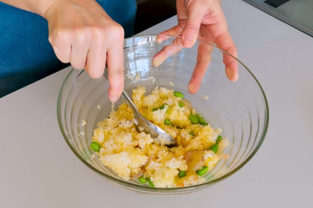 How to make rice okonomiyaki.