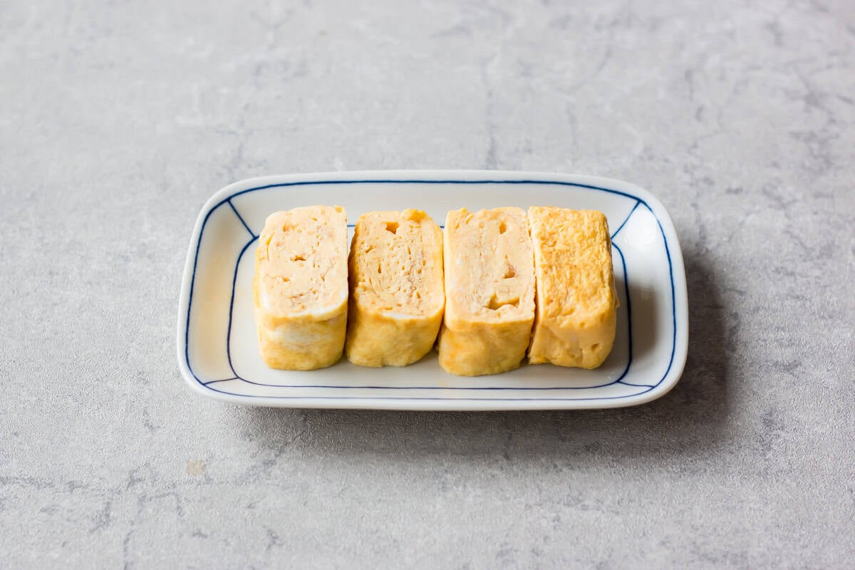 Dashimaki tamago on a plate.