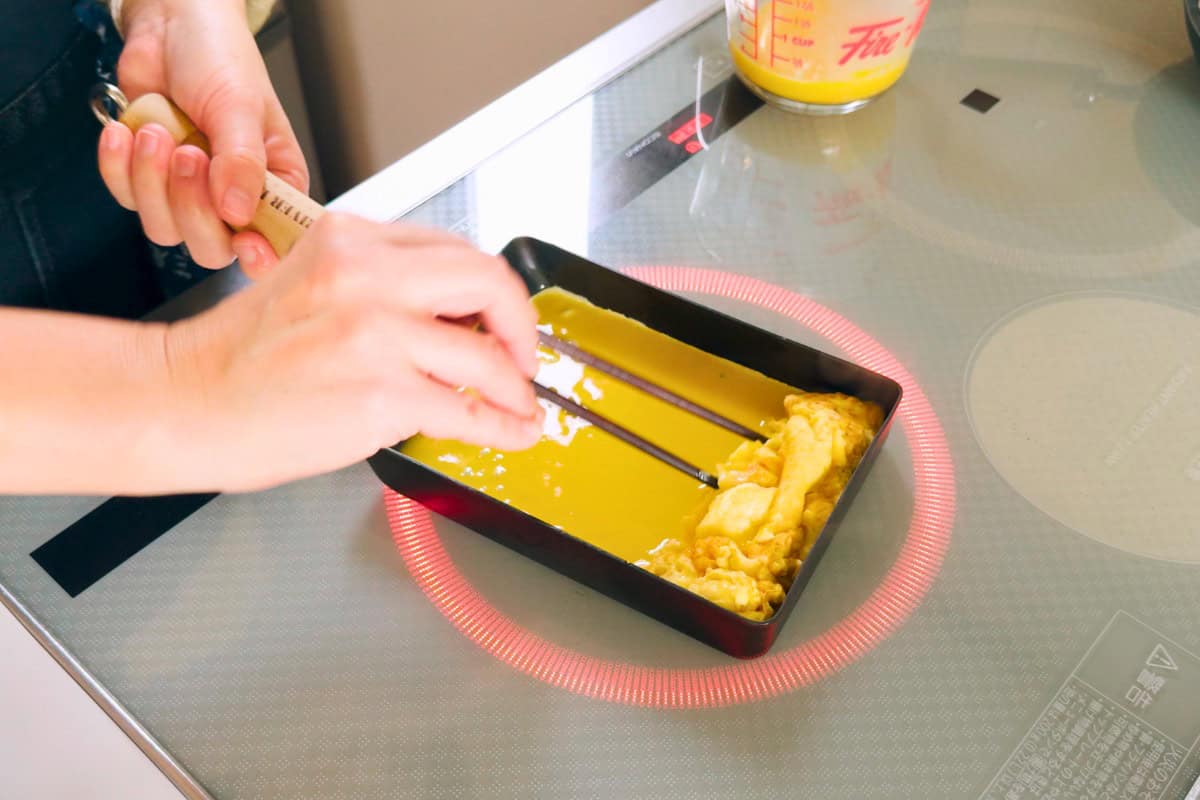 How to make dashimaki tamago.