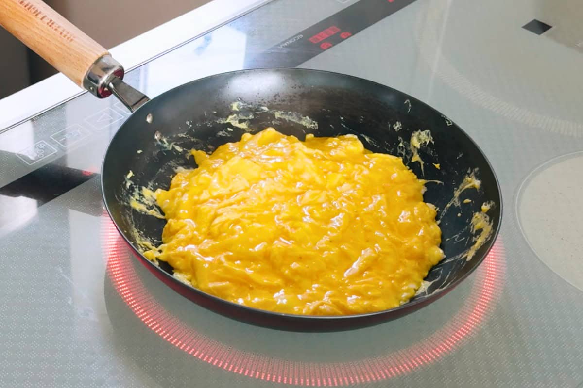 How to make omelet sandwich.