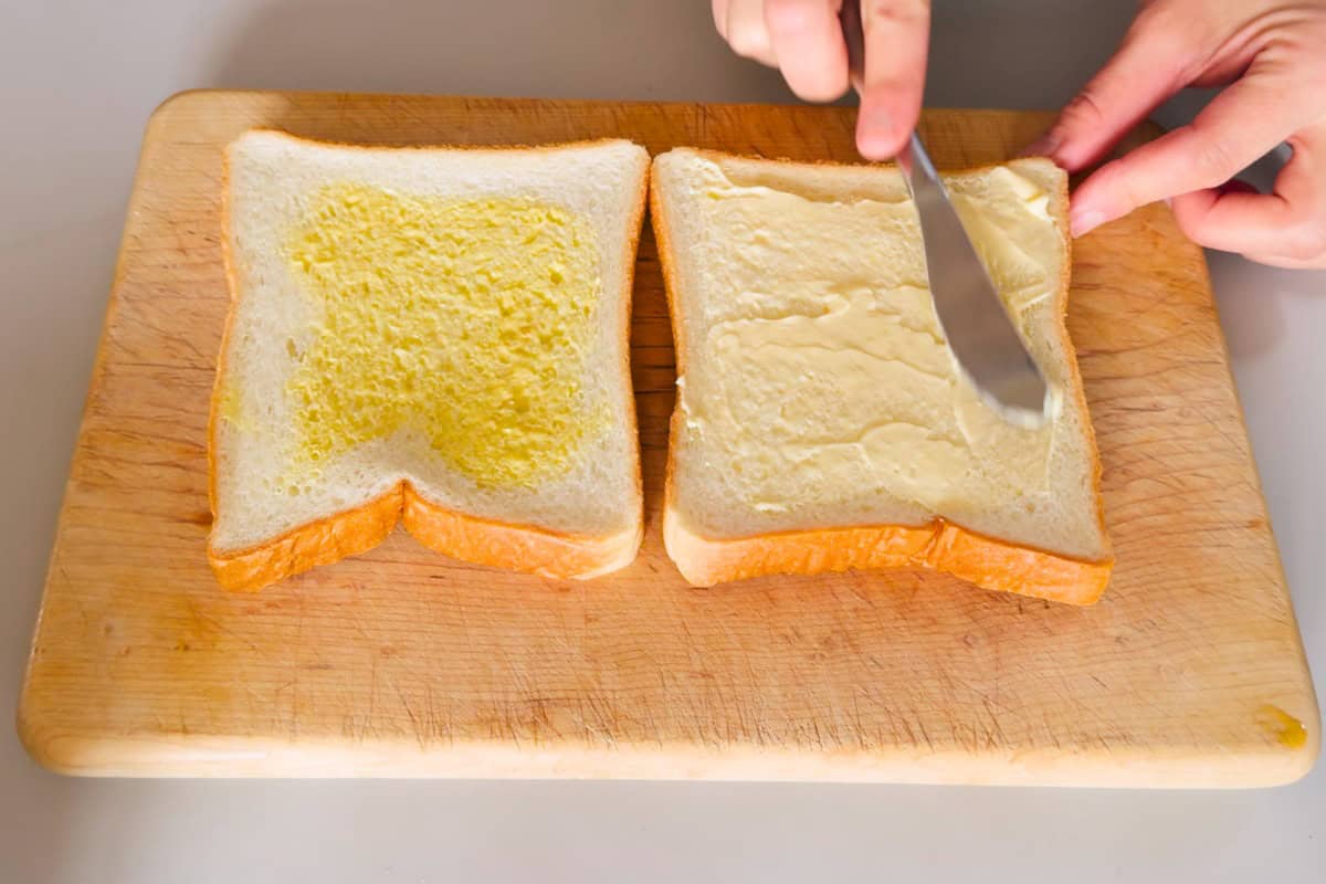 How to make omelet sandwich.