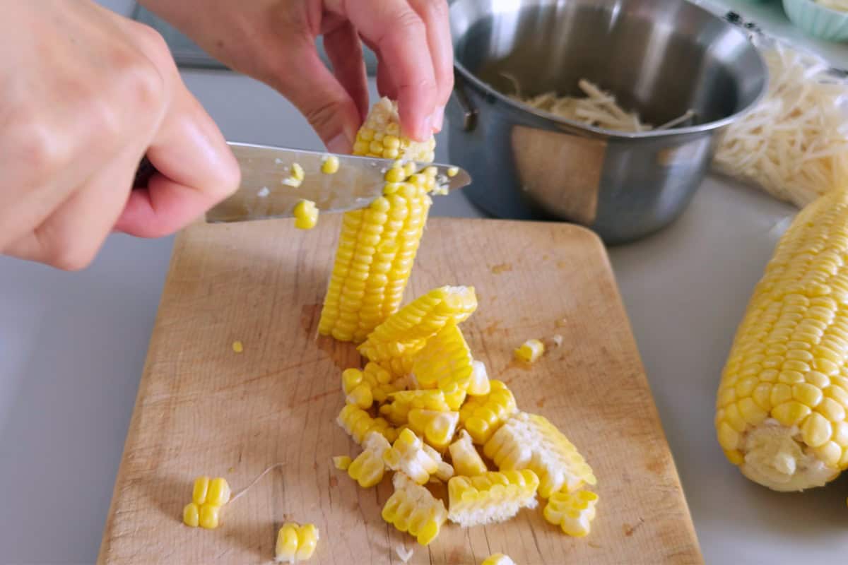 How to make corn and egg soup.