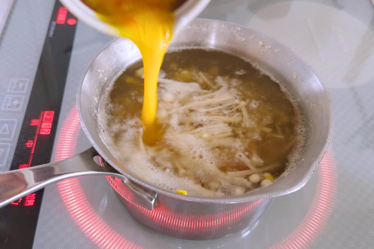 How to make corn and egg soup.