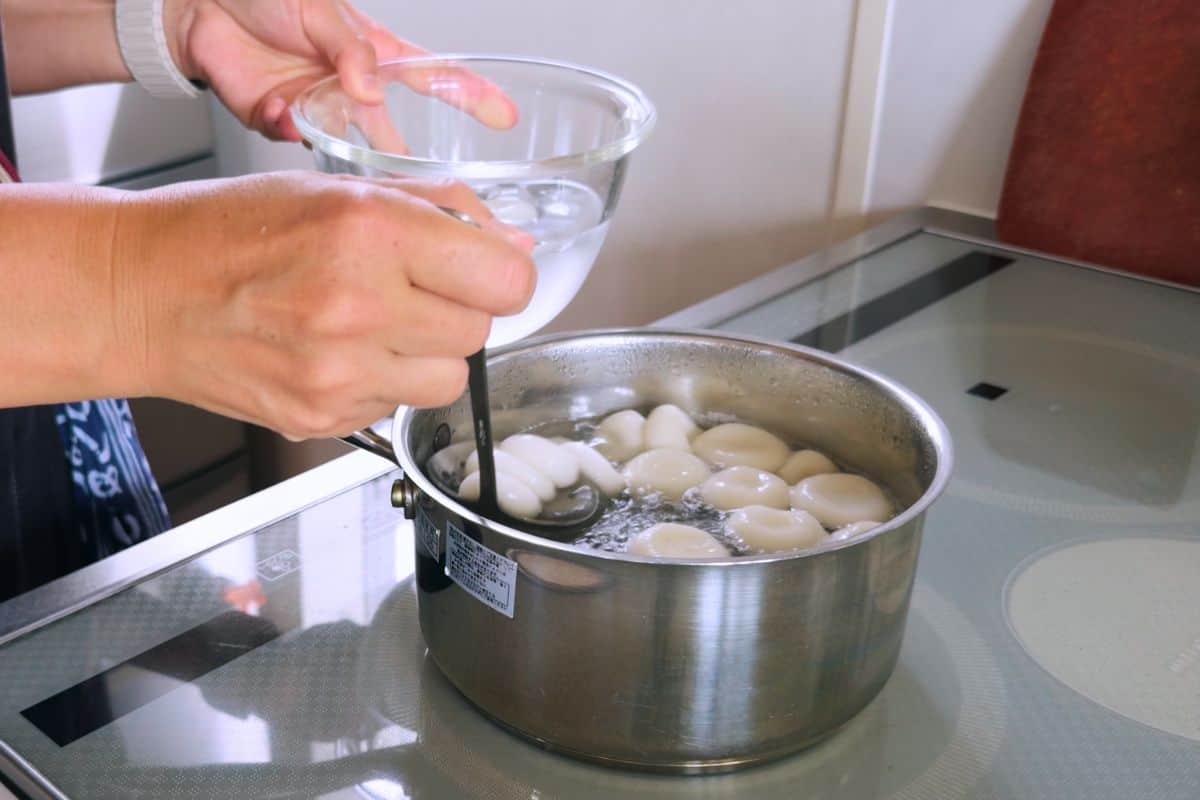 How to make shiratama dango with fruit.