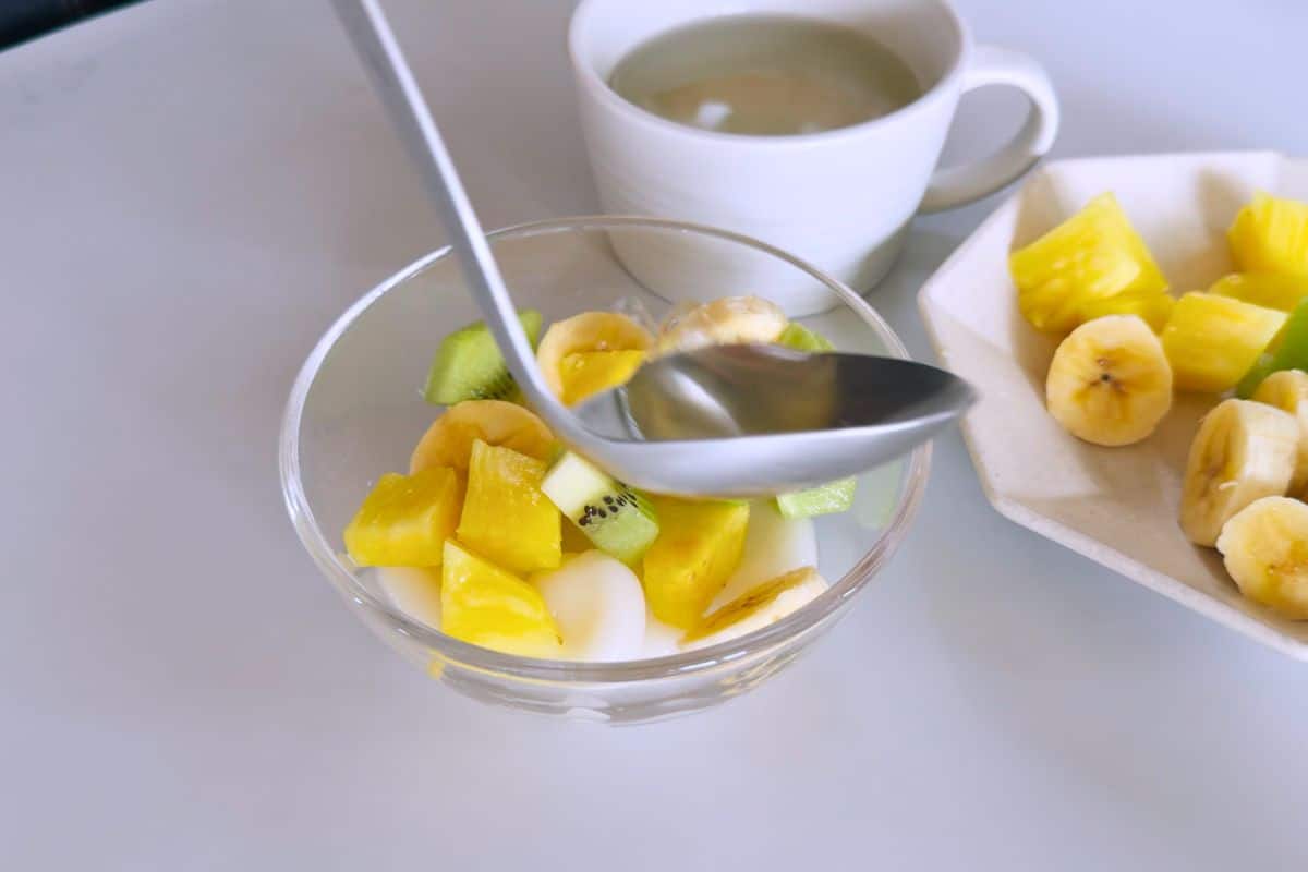 How to make shiratama dango with fruit.