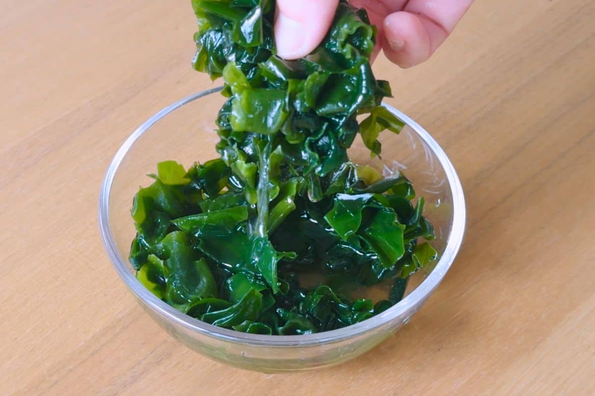 How to make wakame avocado salad.