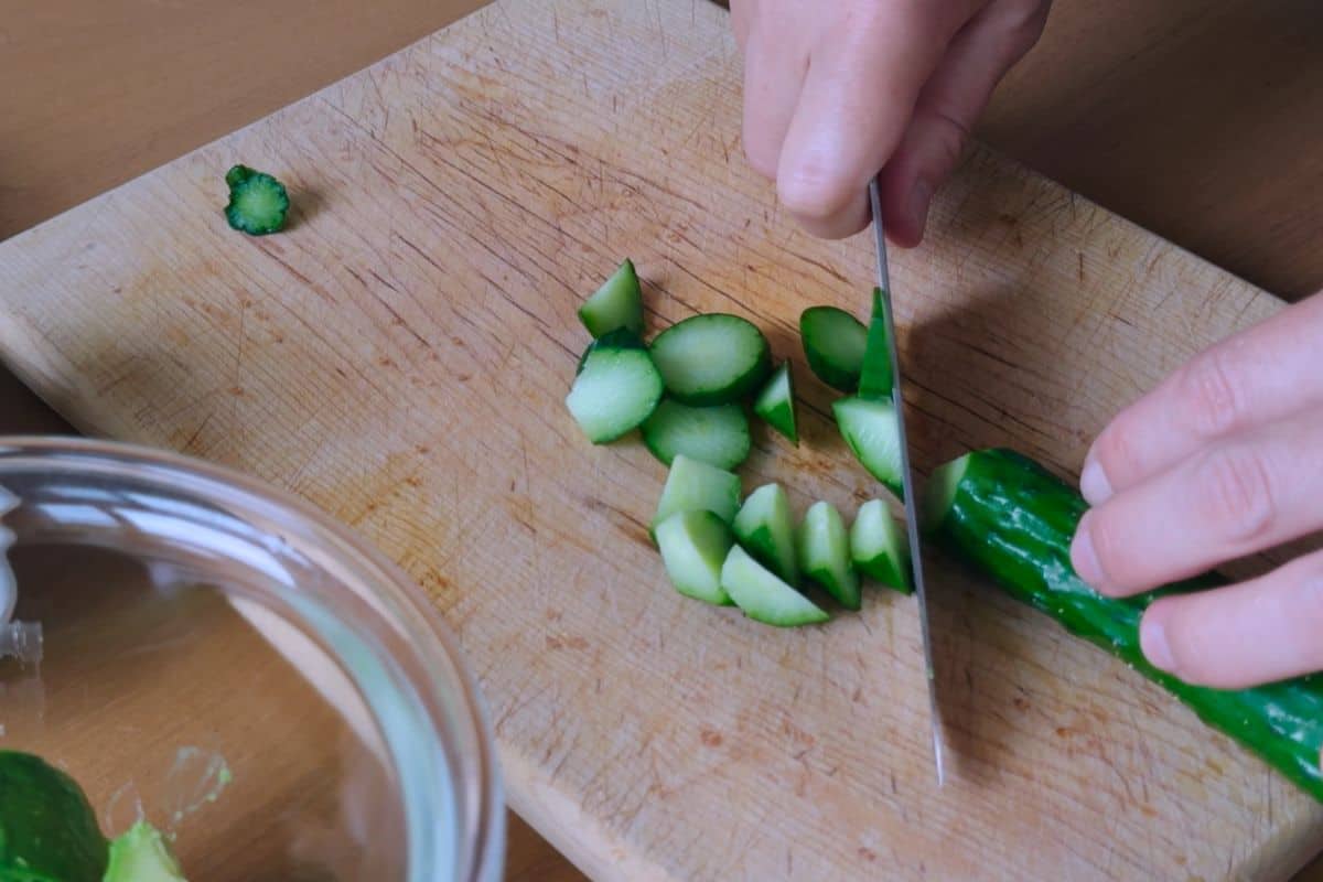 How to make wakame avocado salad.