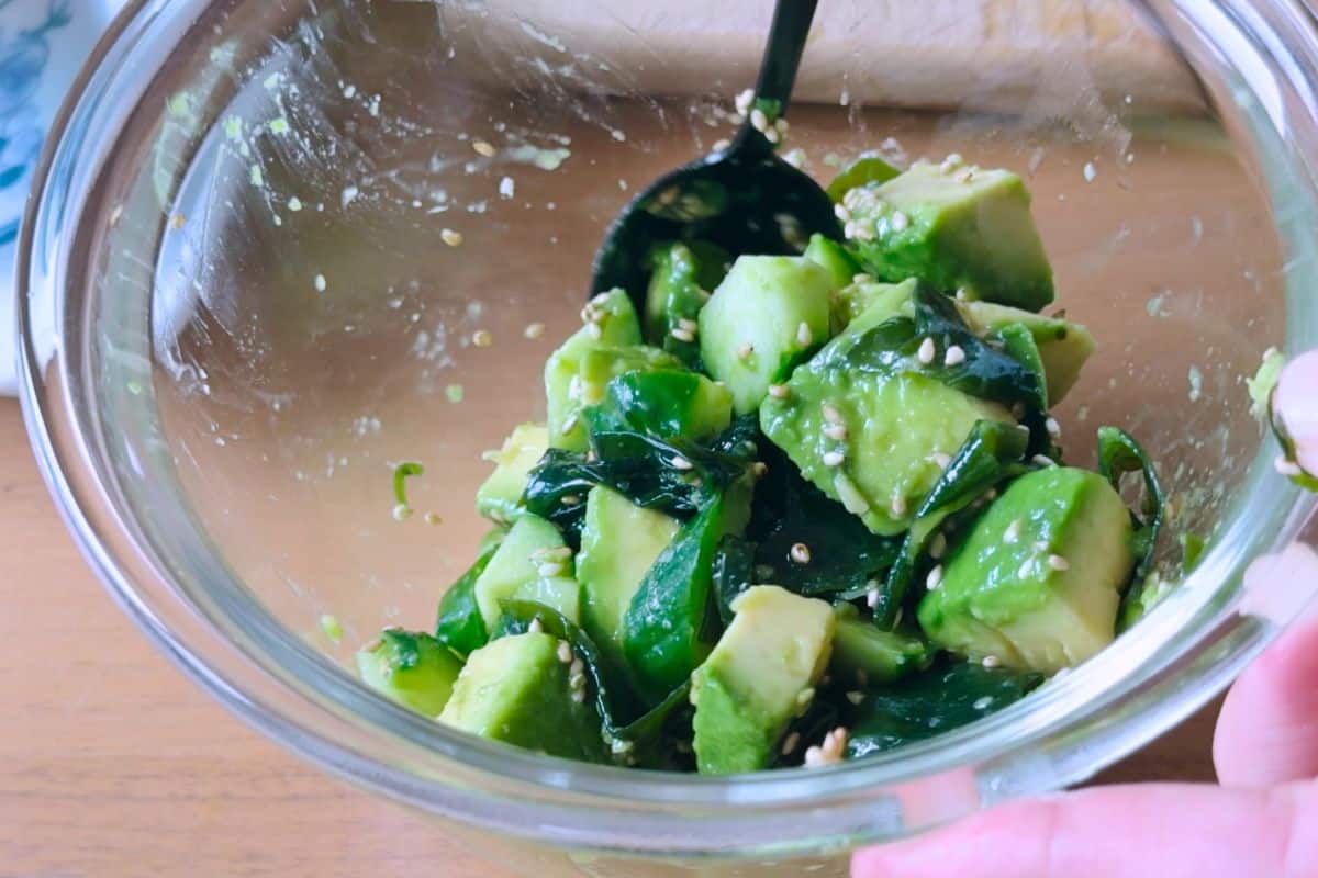 How to make wakame avocado salad.