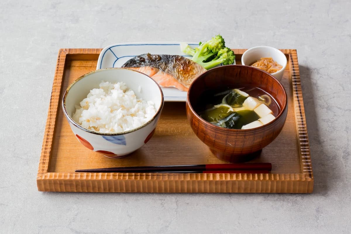 Steamed rice, sumashijiru, and grilled fish on a tray.